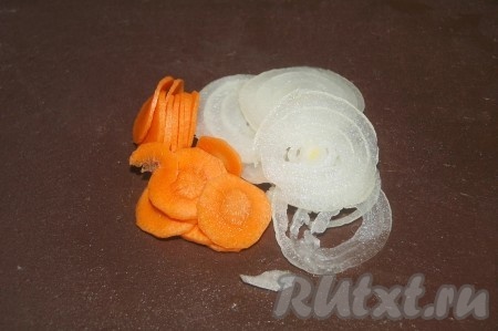 Для приготовления маринада для салаки нарезать тонкими кольцами морковь и репчатый лук.
