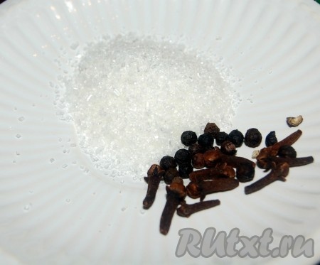 Приготовить сахар, гвоздику и перец горошком.