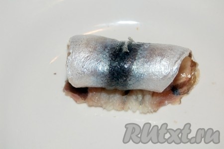 Филе салаки очистить от соли и завернуть в рулетики.