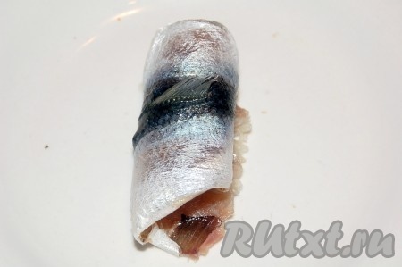 Филе салаки очистить от соли и завернуть в рулетики.