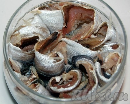 Рулетики сложить в банку или глубокую миску.