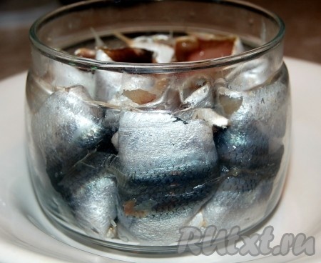 Рулетики сложить в банку или глубокую миску.