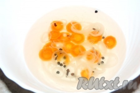 Воду довести до кипения, выложить в нее сахар, гвоздику, перец и варить 5 минут. Выключить и добавить уксус. Остудить.

