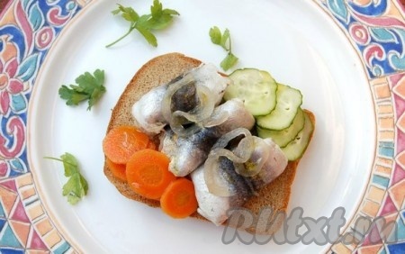 Нежные, вкусные рулетики из маринованной салаки можно употреблять по-разному, например, использовать для вкуснейших бутербродов.
