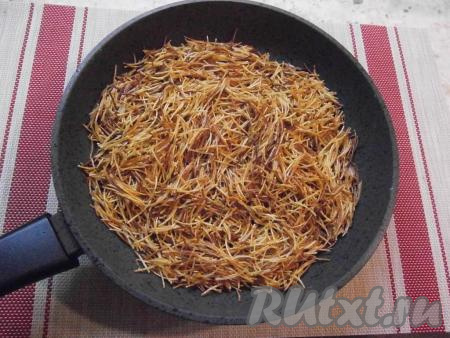 Обжаривать вермишель на среднем огне, постоянно помешивая, до коричневого карамельного цвета. За этим процессом нужно следить обязательно, вермишель жарится очень быстро и может сгореть.