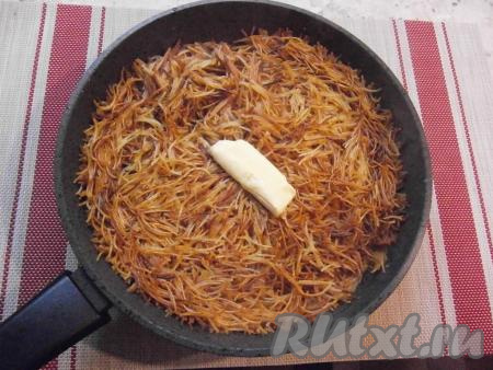 Готовить вермишель около 4-5 минут. Затем добавить сливочное масло, перемешать и под закрытой крышкой готовить вермишель ещё 3-4 минуты.