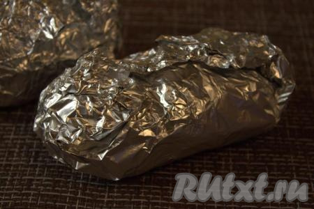 Каждую картошку-гармошку с беконом выложить на кусок фольги и плотно завернуть в фольгу. Все картошины, завёрнутые в фольгу, выложить на противень (или в жаропрочную форму) и отправить в заранее разогретую духовку, запекать минут 40-50 при температуре 180 градусов. Время запекания зависит от размера картофеля. Готовность&nbsp;картошки легко проверяется с помощью зубочистки (готовая картофелина будет легко прокалываться зубочисткой).