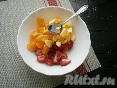 Сюда же добавить яблоко, нарезанное небольшими кубиками. Фруктовый салат с манго полить жидким мёдом.