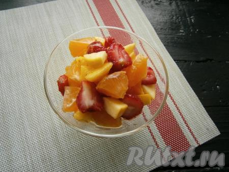 Фруктовый салат выложить в креманку.