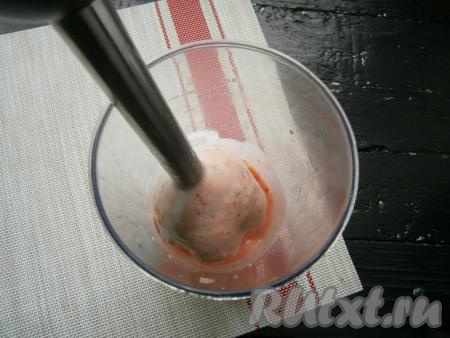 Содержимое стакана взбить погружным блендером до однородности (взбивать в течение 30-40 секунд).