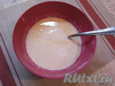 Тщательно перемешать получившуюся смесь, влить 1 столовую ложку растительного масла.