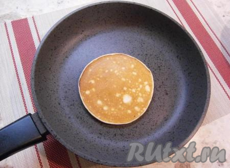 Далее панкейк перевернуть и жарить ещё около 1 минуты на среднем огне.