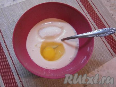 К ряженке добавить яйцо, щепотку соли, ванильный сахар и сахар.