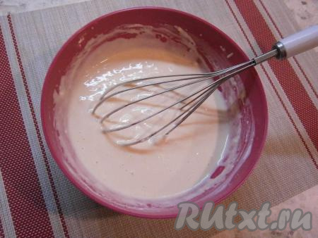 Тесто получится однородным, похожим по консистенции на средней густоты сметану.