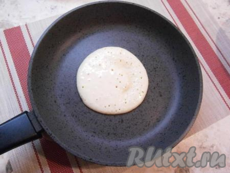 Сковороду разогреть, никакого жира не добавлять (панкейки выпекаются на сухой сковороде). В центр сковороды налить 2-3 столовые ложки теста, придавая форму круга. На среднем огне жарить панкейк до румяного цвета снизу и характерных дырочек сверху.