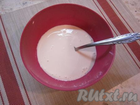 Ряженку комнатной температуры вылить в миску.