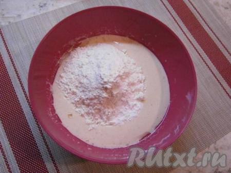 Снова перемешать, всыпать муку с разрыхлителем, перемешать венчиком тесто для панкейков.