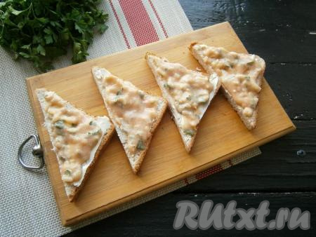 Сверху выложить икорную массу.