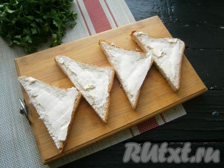 Ломти хлеба смазать сливочным маслом.