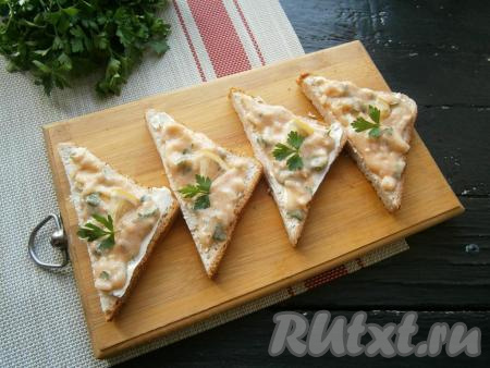 Украсить бутерброды маленькими дольками лимона и веточками петрушки.