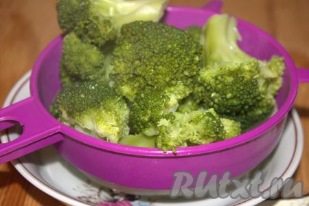 Затем варёную брокколи выложить в дуршлаг (или сито) и дать стечь воде.