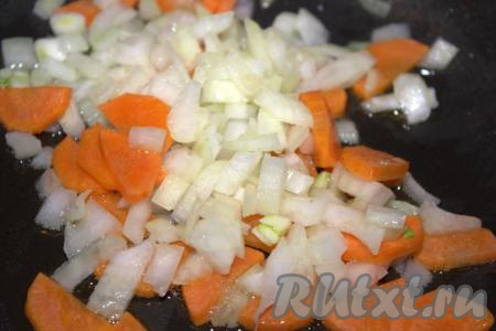 Разогреть&nbsp;растительное масло в сковороде, выложить морковь и обжарить на среднем огне в течение&nbsp;2-3 минут, помешивая. Затем в сковороду к моркови&nbsp;добавить лук. Обжарить овощи на среднем огне 5-7 минут, не забывая помешивать.