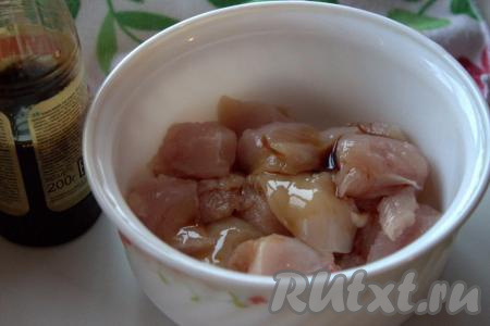 Выложить в миску кусочки куриного мяса, влить соевый соус, немного подсолить (добавляя соль, учитывайте, что соевый соус уже и так достаточно солёный). Хорошо перемешать, чтобы каждый кусочек курицы был покрыт соевым соусом, и оставить мариноваться на 20 минут.