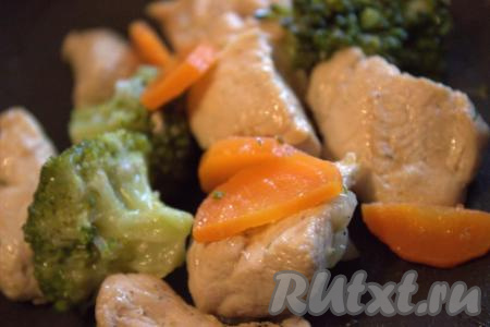 Далее&nbsp;добавить брокколи, тщательно перемешать, посолить и приправить специями по вкусу. Обжарить куриное мясо с овощами на среднем огне в течение&nbsp;1-2 минут.