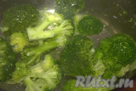 Свежую капусту брокколи промыть под проточной водой, разобрать на соцветия, поместить в кастрюлю с кипящей и слегка подсоленной водой. Затем с момента закипания уменьшить огонь и варить капусту 5-7 минут. В этом рецепте я использовала замороженную брокколи, предварительно ее не размораживала, выложила в закипевшую подсоленную воду и с момента закипания варила на среднем огне 10 минут. Соцветия капусты должны стать достаточно мягкими, но при этом не должны развариться.
