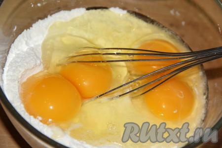 В глубокую миску просеять муку, добавить соль, крахмал и сахар, слегка перемешать. В получившуюся смесь добавить яйца и перемешать венчиком.