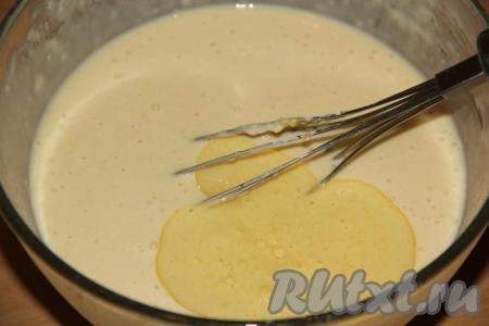 Затем влить молоко и тщательно перемешать венчиком до однородности. Блинное тесто получится не густым. Добавить в тесто растительное масло и ещё раз перемешать венчиком.