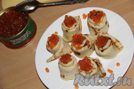 Выложить в середину каждой розочки по 1 чайной&nbsp;ложке красной икры.