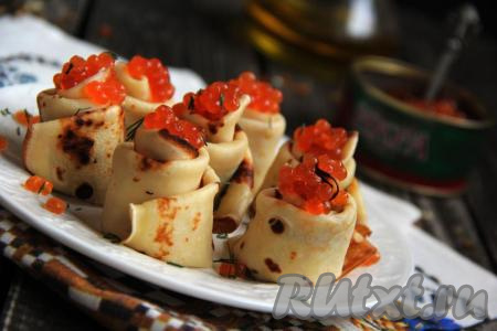 Подать красивые и аппетитные блинные розочки с красной икрой к столу. Подавать тоненькие блины, замешанные на молоке с добавлением крахмала и муки, с начинкой или без неё - решать вам, в любом случае будет очень вкусно!