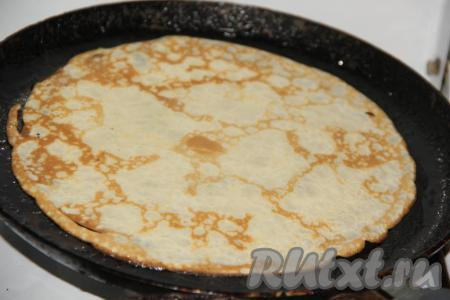 На раскалённую сковороду (я сковороду не смазывала маслом) налить часть теста, равномерно распределить и жарить блинчик на среднем огне до золотистого цвета с двух сторон. Таким образом пожарить все блины, складывая готовые блинчики стопочкой на тарелку.