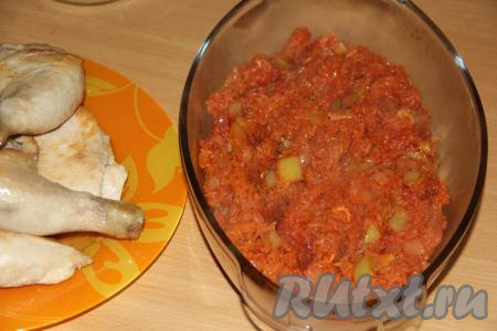 Переложить рис с овощами в жаропрочную форму и разровнять.