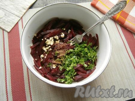 К свекле добавить измельчённую петрушку, мелко нарезанный чеснок и всыпать кориандр.