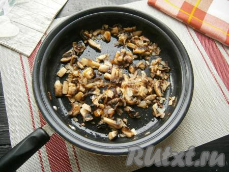 Грибы с луком посолить, поперчить и обжарить на среднем огне до румяности (минут 10), периодически перемешивая. Затем снять с огня и дать грибочкам остыть.
