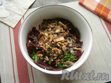 Сюда же&nbsp;добавить обжаренные грибы с луком, всыпать соль по вкусу и сахар.