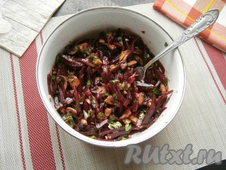 Влить 1 столовую ложку&nbsp;пахучего домашнего подсолнечного&nbsp;масла (можно заменить на покупное) и тщательно перемешать.