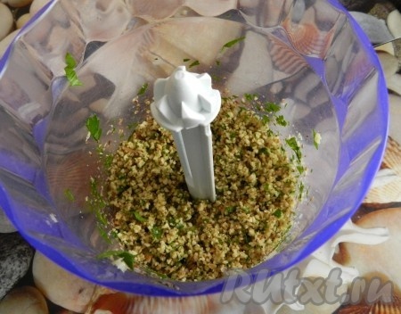 Орехи измельчить в блендере вместе с чесноком и петрушкой до получения однородной массы.