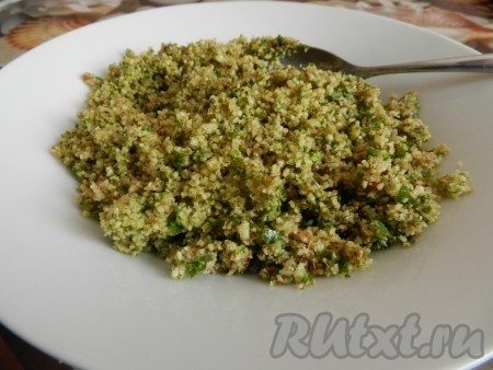 Переложить орехово-чесночную массу на тарелку.