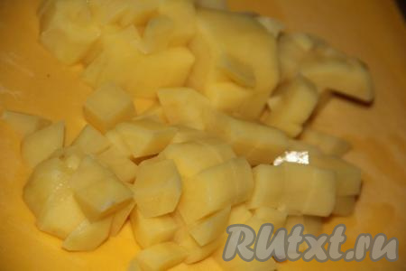 Морковь, картошку и лук очистить. Картофель нарезать на средние кубики.