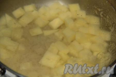 Влить в кастрюлю 2 литра воды, поставить на огонь. В кипящую воду добавить картофель и рис, дать закипеть и уменьшить огонь. Я использовала пропаренный рис, если используете белый рис, то предварительно хорошо промойте его водой. Варить суп с картошкой и рисом 10 минут.