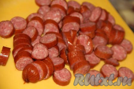 Копчёные колбаски нарезать на кружочки.