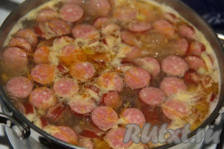 Добавить соль, специи, лавровый лист, довести суп до кипения.