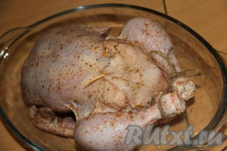 С помощью зубочисток скрепить кожицу курицы так, чтобы дольки картофеля оказались полностью внутри курочки. Ножки можно связать кулинарным шпагатом (или ниткой).
