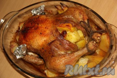 Готовить курицу, фаршированную картофелем, в разогретой духовке при температуре 220 градусов, примерно, 1,5 часа. Курочка должна покрыться красивой золотистой корочкой.