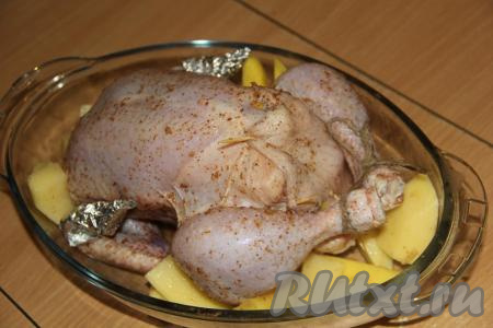 У меня было много картошки и я её выложила в форму под курицу.