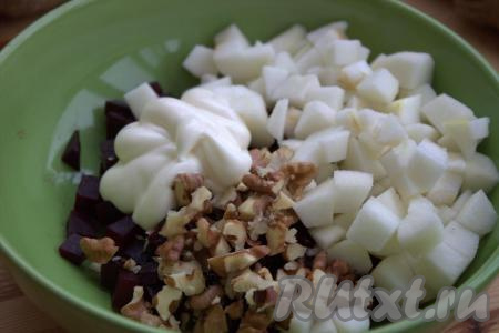 В миске соединить нарезанные свеклу и яблоки, добавить измельчённые грецкие орехи, перемешать и заправить салат майонезом (или несладким йогуртом).