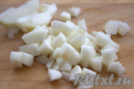 Очистить яблоко от кожуры и семян, нарезать маленькими кубиками. Для того чтобы нарезанное яблоко не потемнело, его нужно сбрызнуть лимонным соком.